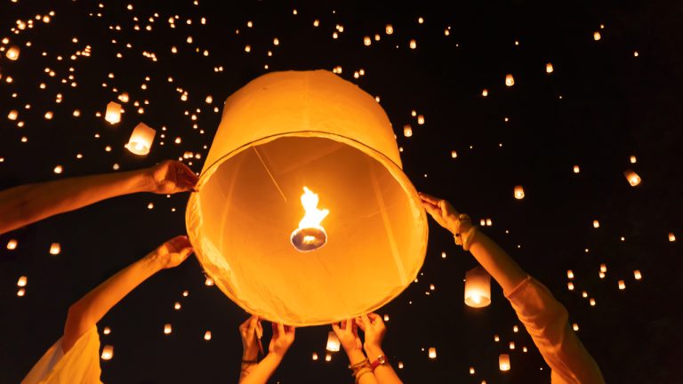 Thả đèn ở lễ hội Loy Krathong Thái Lan